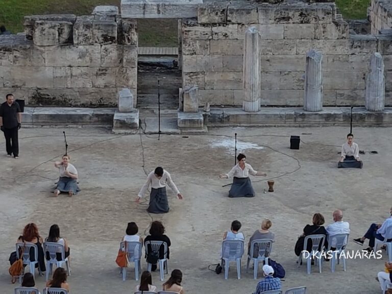 ΒΑΚΧΕΣ ΣΤΟ ΑΡΧΑΙΟ ΘΕΑΤΡΟ ΤΗΣ ΛΑΡΙΣΑΣ: ΥΠΕΡΟΧΗ ΠΑΡΑΣΤΑΣΗ ΣΕ ΕΝΑ ΕΜΒΛΗΜΑΤΙΚΟ ΜΝΗΜΕΙΟ