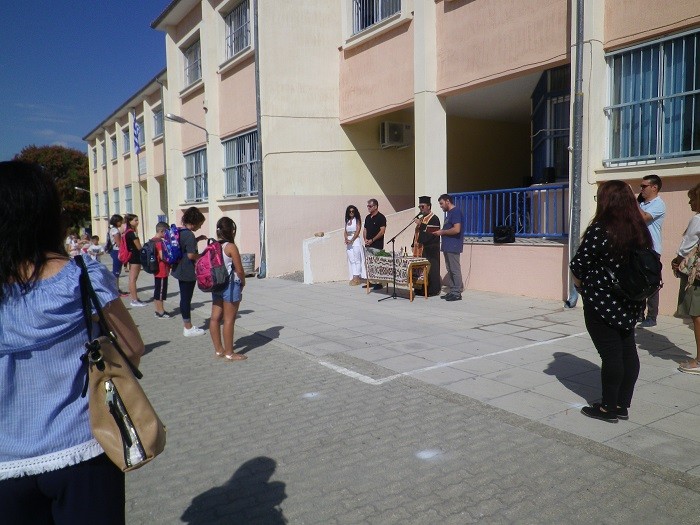 ΜΕ ΟΛΑ ΤΑ ΠΡΟΒΛΕΠΟΜΕΝΑ ΜΕΤΡΑ ΑΣΦΑΛΕΙΑΣ Ο ΑΓΙΑΣΜΟΣ ΣΤΟ 3ο Δ.Σ. ΑΜΠΕΛΩΝΑ