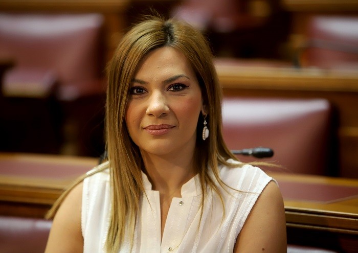 ΣΤΕΚΟΜΑΣΤΕ ΔΙΠΛΑ ΣΤΗΝ ΕΛΛΗΝΙΚΗ ΟΙΚΟΓΕΝΕΙΑ ΚΑΙ ΤΗΝ ΕΚΠΑΙΔΕΥΤΙΚΗ ΚΟΙΝΟΤΗΤΑ