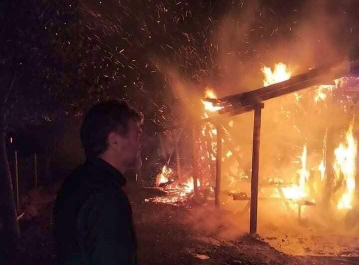ΚΑΤΑΣΤΡΑΦΗΚΕ ΑΠΟ ΠΥΡΚΑΓΙΑ Ο ΞΥΛΙΝΟΣ ΞΕΝΩΝΑΣ ΤΗΣ ΜΕΛΙΒΟΙΑΣ