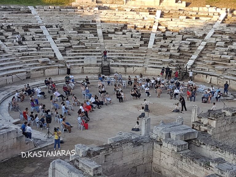 ΤΟ ΕΚΤΡΩΜΑ ΤΗΣ ΠΛΑΣΤΙΚΗΣ ΚΑΡΕΚΛΑΣ ΣΤΟ ΑΡΧΑΙΟ ΘΕΑΤΡΟ ΤΗΣ ΛΑΡΙΣΑΣ