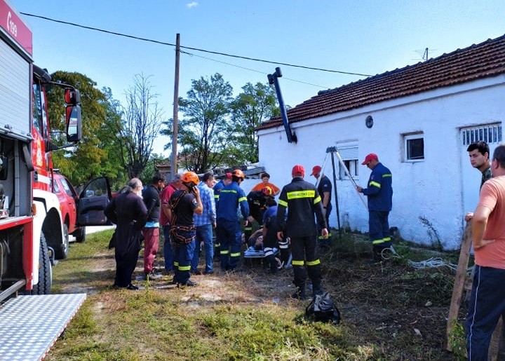 ΓΥΝΑΙΚΑ ΕΠΕΣΕ ΣΕ ΦΡΕΑΤΙΟ ΣΤΑ ΔΕΛΕΡΙΑ – ΕΠΙΧΕΙΡΗΣΗ ΠΥΡΟΣΒΕΣΤΙΚΗΣ ΚΑΙ ΕΚΑΒ ΓΙΑ ΤΟΝ ΑΠΕΓΚΛΩΒΙΣΜΟ ΤΗΣ (ΦΩΤΟ)