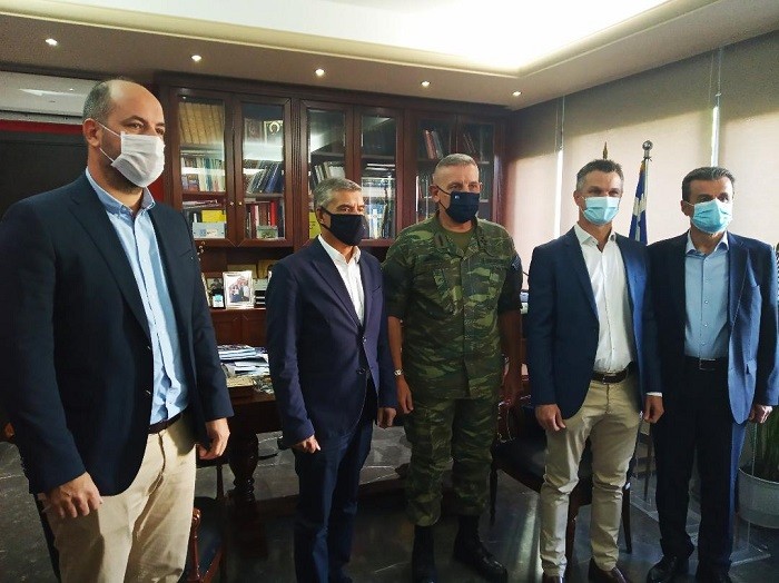 ΜΠΑΡΑΖ ΣΥΣΚΕΨΕΩΝ ΚΑΙ ΕΠΑΦΩΝ ΣΤΗ ΛΑΡΙΣΑ ΓΙΑ ΤΟΝ Α/ΓΕΕΘΑ ΚΩΝ/ΝΟ ΦΛΩΡΟ
