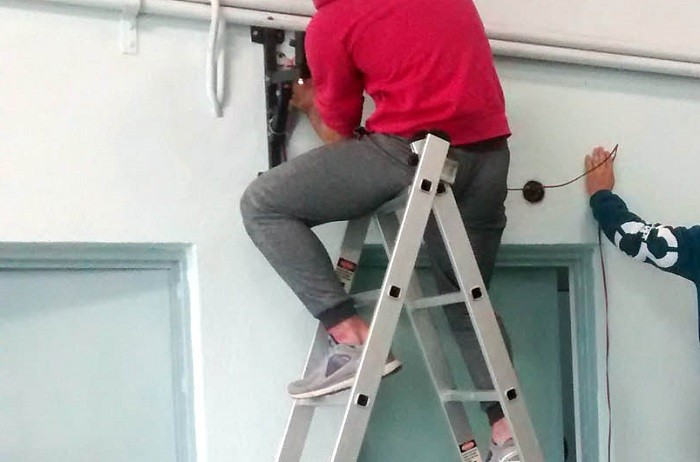 ΔΙΕΥΘΥΝΤΗΣ ΣΕ ΣΧΟΛΕΙΟ Β/ΒΑΘΜΙΑΣ ΕΒΑΛΕ ΜΕΓΑΦΩΝΑ ΣΤΙΣ ΑΙΘΟΥΣΕΣ!!!