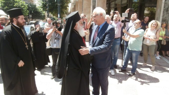 ΣΤΟ ΠΛΕΥΡΟ ΤΟΥ ΑΡΧΙΕΠΙΣΚΟΠΟΥ ΑΛΒΑΝΙΑΣ ΑΝΑΣΤΑΣΙΟΥ Η ΛΑΡΙΣΑ
