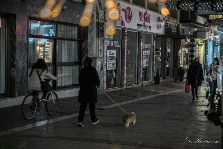 ΜΕ ΚΑΡΑΝΤΙΝΑ ΚΑΙ ΨΙΧΑΛΑ ΣΤΟ ΚΕΝΤΡΟ ΤΗΣ ΛΑΡΙΣΑΣ