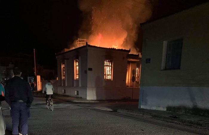 ΠΥΡΚΑΓΙΑ ΚΑΤΕΣΤΡΕΨΕ ΟΛΟΣΧΕΡΩΣ ΝΕΟΚΛΑΣΙΚΟ ΣΠΙΤΙ ΣΤΟΝ ΤΥΡΝΑΒΟ (ΦΩΤΟ -ΒΙΝΤΕΟ)
