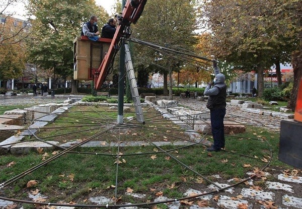 ΧΡΙΣΤΟΥΓΕΝΝΙΑΤΙΚΟ ΔΕΝΤΡΟ ΣΤΗΝ ΚΕΝΤΡΙΚΗ ΠΛΑΤΕΙΑ ΤΗΣ ΛΑΡΙΣΑΣ