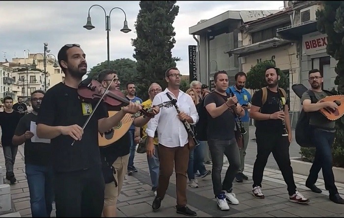 Η ΖΩΗ ΤΡΑΒΑΕΙ ΤΗΝ ΑΝΗΦΟΡΑ ΜΕ ΣΗΜΑΙΕΣ ΚΑΙ ΜΕ ΤΑΜΠΟΥΡΛΑ (Γιάννης Ρίτσος)