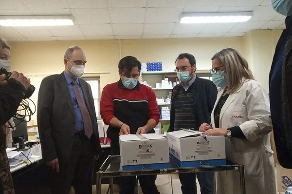 ΕΦΤΑΣΑΝ ΤΑ ΠΡΩΤΑ 50 ΦΙΑΛΙΔΙΑ ΤΟΥ ΕΜΒΟΛΙΟΥ ΣΤΟ ΠΑΝΕΠΙΣΤΗΜΙΑΚΟ ΝΟΣΟΚΟΜΕΙΟ ΛΑΡΙΣΑΣ