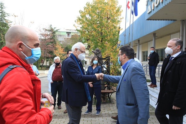 ΕΠΙΣΚΕΨΗ ΚΑΛΟΓΙΑΝΝΗ ΓΙΑ ΣΤΗΡΙΞΗ ΚΑΙ ΕΥΧΕΣ ΣΤΑ ΔΥΟ ΝΟΣΟΚΟΜΕΙΑ ΤΗΣ ΛΑΡΙΣΑΣ