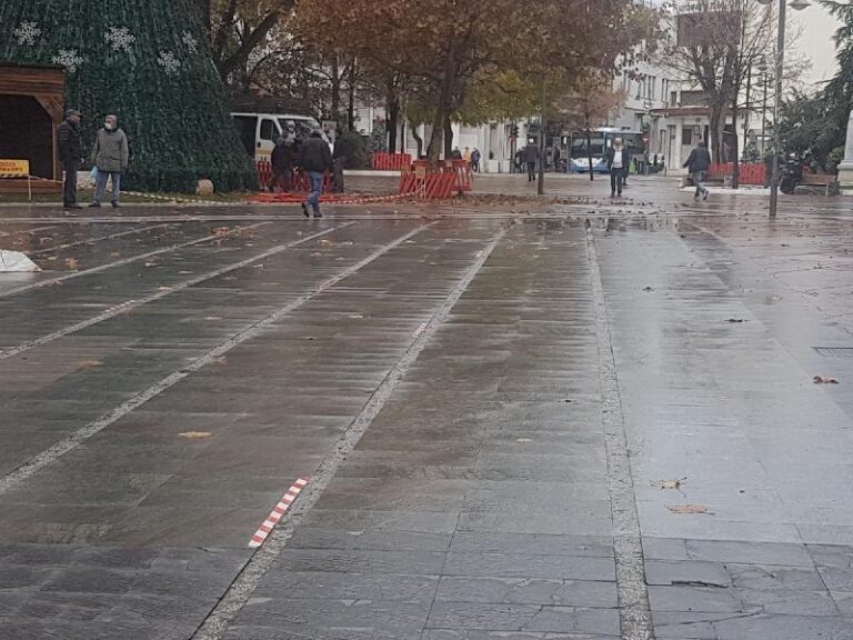 ΛΑΜΠΙΚΟ Η ΚΕΝΤΡΙΚΗ ΠΛΑΤΕΙΑ ΤΗΣ ΛΑΡΙΣΑΣ