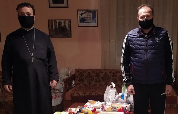 ΠΡΟΣΕΦΕΡΕ ΤΡΟΦΙΜΑ ΣΤΗΝ ΕΚΚΛΗΣΙΑ ΤΗΣ ΠΑΝΑΓΙΑΣ ΣΤΟΝ ΑΜΠΕΛΩΝΑ Ο ΧΡΙΣΤΟΣ ΜΑΜΜΟΣ