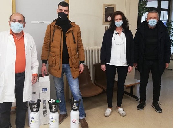 ΔΩΡΙΣΕ ΦΙΑΛΕΣ ΟΞΥΓΟΝΟΥ ΣΤΟ ΚΕΝΤΡΟ ΥΓΕΙΑΣ ΑΓΙΑΣ