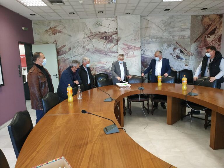 ΕΚΟΨΕ ΠΙΤΑ Η ΔΕΥΑ ΛΑΡΙΣΑΣ