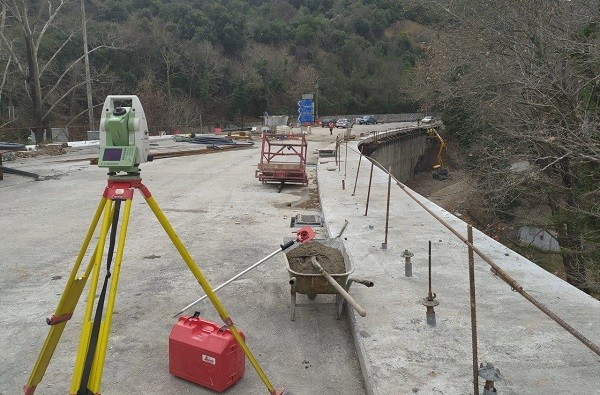 ΜΙΚΡΗ ΚΑΘΥΣΤΕΡΗΣΗ ΛΟΓΩ ΚΑΙΡΟΥ ΣΤΗΝ ΠΑΡΑΔΟΣΗ ΤΗΣ ΓΕΦΥΡΑΣ ΠΗΝΕΙΟΥ ΣΤΑ ΤΕΜΠΗ