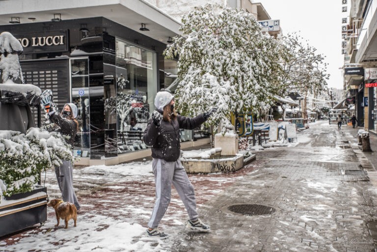 ΠΑΙΧΝΙΔΙΑ ΜΕ ΤΑ ΧΙΟΝΙΑ ΓΙΑ ΤΟΥΣ ΛΑΡΙΣΑΙΟΥΣ (ΦΩΤΟ)