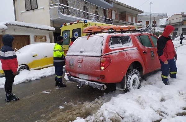 ΣΥΜΜΕΤΕΧΟΝΤΕΣ ΣΕ ΔΡΑΣΗ ΑΛΛΗΛΕΓΓΥΗΣ ΕΣΩΣΑΝ ΤΗ ΖΩΗ ΗΛΙΚΙΩΜΕΝΟΥ ΣΤΗΝ ΑΙΓΑΝΗ (ΦΩΤΟ)