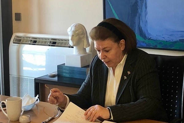 Λ. ΜΕΝΔΩΝΗ: ΔΕΝ ΥΠΑΡΧΕΙ ΒΛΑΧΙΚΗ ΓΛΩΣΣΑ