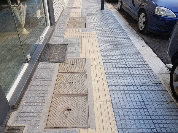 ΜΕΤ’ ΕΜΠΟΔΙΩΝ Η ΚΙΝΗΣΗ ΤΩΝ ΤΥΦΛΩΝ ΣΤΟΥΣ ΝΕΟΥΣ ΔΡΟΜΟΥΣ ΗΠΙΑΣ ΚΥΚΛΟΦΟΡΙΑΣ ΤΗΣ ΛΑΡΙΣΑΣ (ΦΩΤΟ)