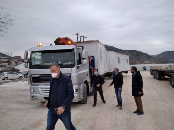 ΕΦΤΑΣΑΝ ΣΤΟ ΔΑΜΑΣΙ ΟΙ ΠΡΩΤΟΙ ΟΙΚΙΣΚΟΙ ΓΙΑ ΤΗ ΣΤΕΓΑΣΗ ΣΕΙΣΜΟΠΛΗΚΤΩΝ