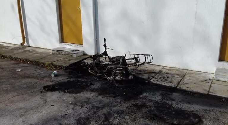ΜΗΧΑΝΑΚΙ ΤΥΛΙΧΤΗΚΕ ΣΤΙΣ ΦΛΟΓΕΣ ΣΤΗ ΛΑΡΙΣΑ (ΦΩΤΟ)