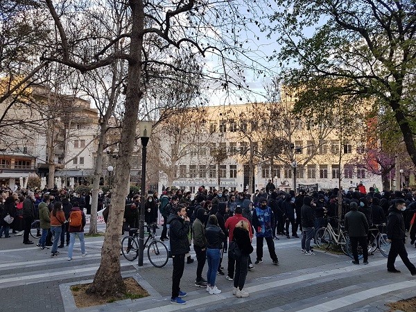 ΜΑΖΙΚΗ ΣΥΓΚΕΝΤΡΩΣΗ ΣΤΗ ΛΑΡΙΣΑ ΕΝΑΝΤΙΑ ΣΤΗΝ ΑΣΤΥΝΟΜΟΚΡΑΤΙΑ (ΦΩΤΟ/ΒΙΝΤΕΟ)