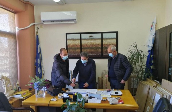 ΣΥΜΒΑΣΕΙΣ ΓΙΑ 8 ΝΕΑ ΕΡΓΑ 1,334 ΕΚ. € ΥΠΕΓΡΑΨΕ Ο ΔΗΜΑΡΧΟΣ ΦΑΡΣΑΛΩΝ