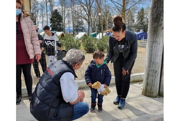 GRIECHENLANDHILFE: Η ΑΛΛΗΛΕΓΓΥΗ ΞΕΠΕΡΝΑ ΤΑ ΣΥΝΟΡΑ ΚΑΙ ΚΤΙΖΕΙ ΓΕΦΥΡΕΣ ΑΝΘΡΩΠΙΑΣ!
