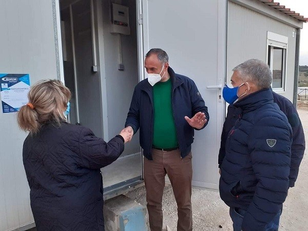 ΔΗΜΟΣ ΤΥΡΝΑΒΟΥ: ΠΑΡΑΔΟΘΗΚΑΝ ΣΕ ΣΕΙΣΜΟΠΛΗΚΤΟΥΣ ΟΙ 15 ΠΡΩΤΟΙ ΟΙΚΙΣΚΟΙ