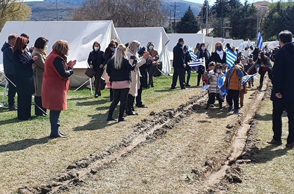 ΤΑ ΠΑΙΔΙΑ ΤΟΥ ΔΑΜΑΣΙΟΥ ΣΥΓΚΛΟΝΙΖΟΥΝ ΣΤΕΛΝΟΝΤΑΣ ΜΗΝΥΜΑ ΓΙΑ ΤΗΝ ΕΘΝΙΚΗ ΕΠΕΤΕΙΟ