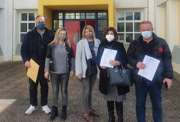 ΒΡΕΘΗΚΕ ΚΑΙ ΠΑΡΑΔΟΘΗΚΕ ΣΤΕΓΗ ΓΙΑ ΤΑ ΚΑΤΕΣΤΡΑΜΜΕΝΑ ΑΠΟ ΤΟ ΣΕΙΣΜΟ ΣΧΟΛΕΙΑ ΔΑΜΑΣΙΟΥ, ΔΕΝΔΡΩΝ & ΠΛΑΤΑΝΟΥΛΙΩΝ