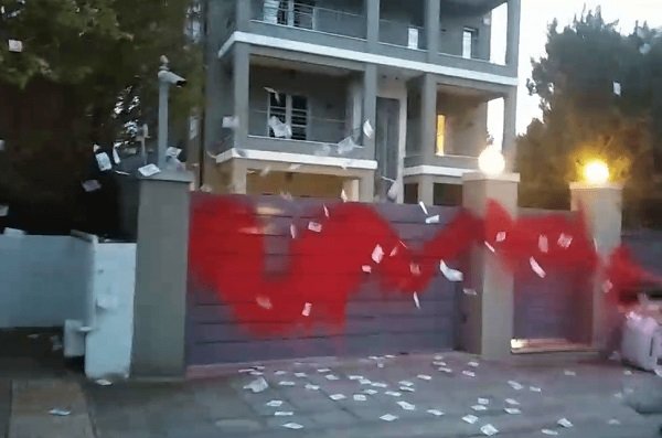 ΜΠΟΓΙΕΣ ΚΑΙ ΤΡΙΚΑΚΙΑ ΣΤΟ ΣΠΙΤΙ ΕΥΑΓΓΕΛΑΤΟΥ – ΣΤΕΦΑΝΙΔΟΥ ΠΕΤΑΞΕ Ο “ΡΟΥΒΙΚΩΝΑΣ”