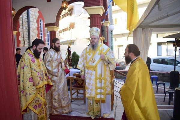 ΣΤΗ ΧΤΥΠΗΜΕΝΗ ΑΠΟ ΤΟΝ ΣΕΙΣΜΟ ΕΚΚΛΗΣΙΑ ΤΟΥ ΑΓ. ΓΕΩΡΓΙΟΥ ΣΤΟΝ ΤΥΡΝΑΒΟ Ο ΜΗΤΡΟΠΟΛΙΤΗΣ