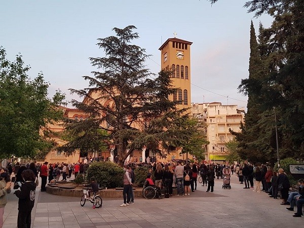 ΠΛΗΘΟΣ ΠΙΣΤΩΝ ΣΤΟΥΣ ΑΥΛΕΙΟΥΣ ΧΩΡΟΥΣ ΤΩΝ ΙΕΡΩΝ ΝΑΩΝ ΓΙΑ ΤΗΝ ΣΤΑΥΡΩΣΗ (ΦΩΤΟ)