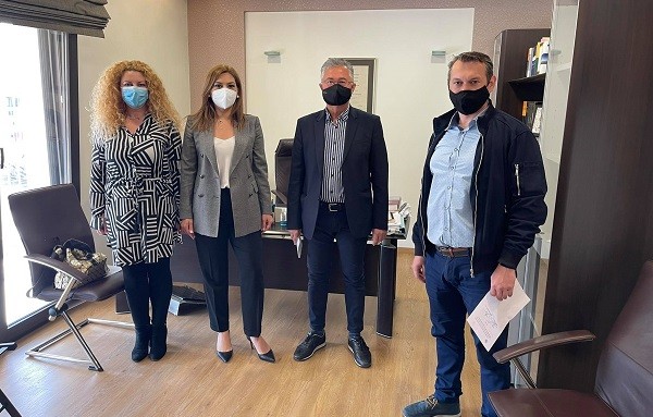 ΜΕ ΤΟΥΣ ΤΡΙΤΕΚΝΟΥΣ ΤΟΥ ΝΟΜΟΥ ΛΑΡΙΣΑΣ Η ΣΤΕΛΛΑ ΜΠΙΖΙΟΥ