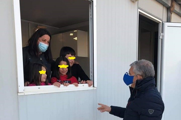 197 ΟΙΚΟΓΕΝΕΙΕΣ ΣΕΙΣΜΟΠΛΗΚΤΩΝ ΕΓΚΑΤΑΣΤΑΘΗΚΑΝ ΣΕ ΟΙΚΙΣΚΟΥΣ ΚΑΙ ΤΡΟΧΟΣΠΙΤΑ