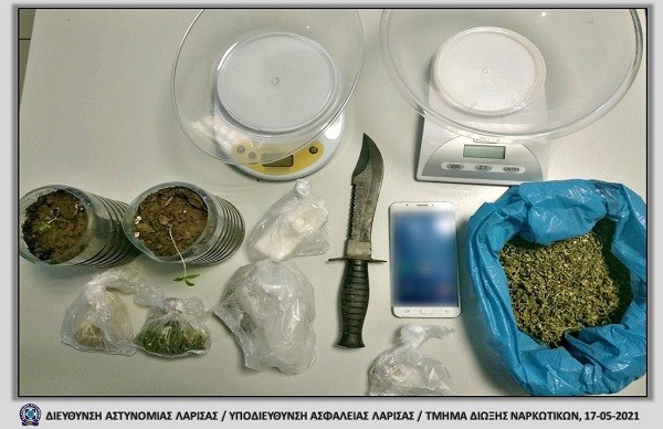 ΜΙΑ ΣΥΛΛΗΨΗ ΓΙΑ ΝΑΡΚΩΤΙΚΑ ΚΑΙ ΟΠΛΑ ΣΕ ΠΕΡΙΟΧΗ ΤΩΝ ΦΑΡΣΑΛΩΝ