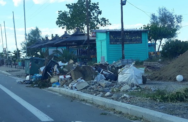 ΑΠΑΡΑΔΕΚΤΟ ΣΚΟΥΠΙΔΟΜΑΝΙ ΣΤΟΝ ΑΓΙΟΚΑΜΠΟ ΠΕΡΙΜΕΝΟΝΤΑΣ ΤΟΥΡΙΣΤΕΣ…