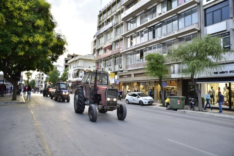 ΜΕ ΤΗ ΔΥΝΑΜΗ ΤΩΝ ΤΡΑΚΤΕΡ ΓΙΑ ΤΗΝ ΕΠΙΒΙΩΣΗ ΤΟΥΣ ΚΑΙ ΓΙΑ ΔΙΚΑΙΕΣ ΑΠΟΖΗΜΙΩΣΕΙΣ ΟΙ ΑΓΡΟΤΕΣ