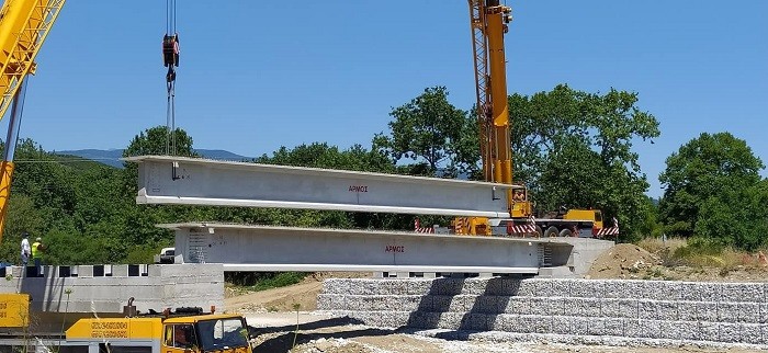 ΤΟΠΟΘΕΤΕΙΤΑΙ Η ΓΕΦΥΡΑ ΣΤΟ ΡΕΜΑ ΠΟΥΡΙ ΠΟΥ ΘΑ ΣΥΝΔΕΕΙ ΑΓΙΟΚΑΜΠΟ – ΣΩΤΗΡΙΤΣΑ (ΦΩΤΟ)