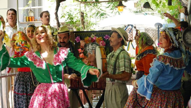 ΛΑΤΕΡΝΑ – ΝΤΕΦΙΑ – ΤΣΙΓΓΑΝΕΣ ΣΤΗΝ ΑΥΛΗ ΤΟΥ «ΝΙΚΟΔΗΜΟΥ» (ΦΩΤΟ)