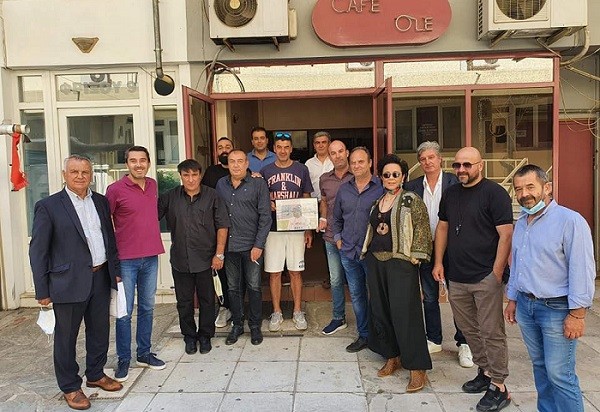 ΑΥΛΑΙΑ ΓΙΑ ΤΟ “CAFÉ OLE” ΚΑΙ ΜΝΗΜΟΣΥΝΟ ΓΙΑ ΤΟΝ ΓΙΑΝΝΗ ΙΤΣΑ