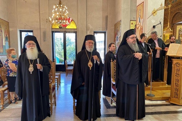 ΜΕ ΠΟΛΥΑΡΧΙΕΡΑΤΙΚΟ ΕΣΠΕΡΙΝΟ ΣΤΟΝ ΤΥΡΝΑΒΟ ΓΙΟΡΤΑΣΤΗΚΑΝ ΤΑ ΟΝΟΜΑΣΤΗΡΙΑ ΤΟΥ ΜΗΤΡΟΠΟΛΙΤΗ ΙΕΡΩΝΥΜΟΥ