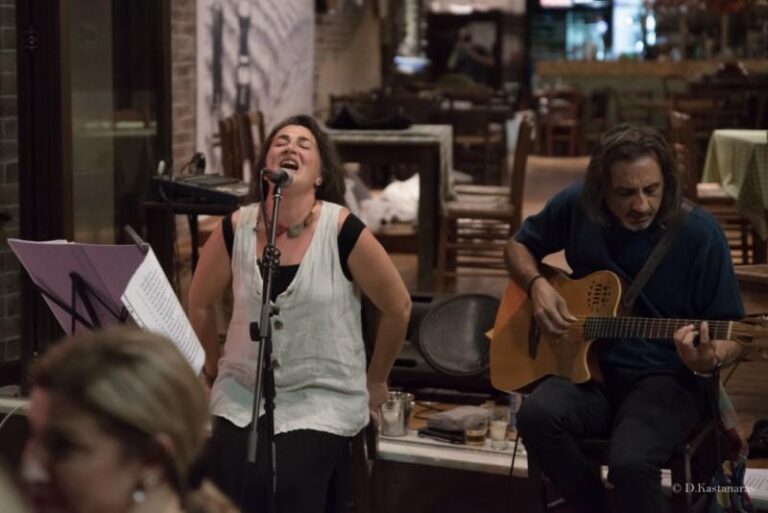 ΕΝΘΟΥΣΙΑΣΕ Η ΕΜΦΑΝΙΣΗ ΤΩΝ “JUST THE TWO ΟΦ US” ΣΤΟ ΜΕΖΕ-ΜΕΖΕ (ΦΩΤΟ)