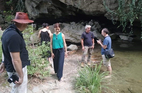 ΞΕΝΑΓΗΣΗ ΔΗΜΟΣΙΟΓΡΑΦΩΝ ΣΤΑ ΠΑΡΑΛΙΑ ΤΟΥ ΔΗΜΟΥ ΑΓΙΑΣ