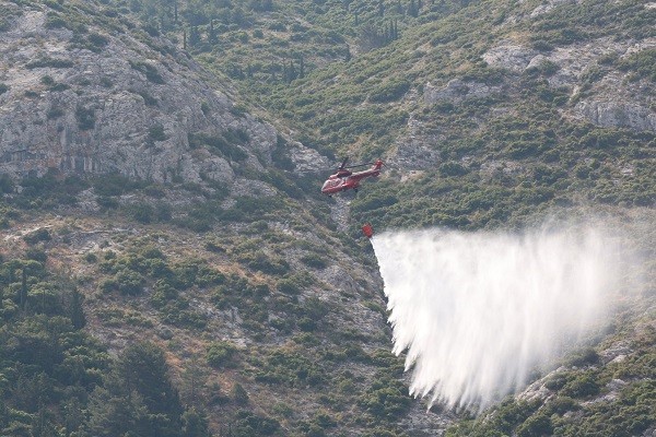 ΟΛΟΝΥΧΤΙΑ ΜΑΧΗ ΤΩΝ ΠΥΡΟΣΒΕΣΤΩΝ ΣΤΟ ΚΑΛΟ ΝΕΡΟ