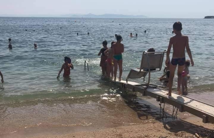 ΝΤΡΟΠΗ: ΕΚΑΝΑΝ ΠΑΙΧΝΙΔΙ ΤΗ ΡΑΜΠΑ ΤΩΝ ΑμεΑ ΣΤΑ ΠΑΡΑΛΙΑ