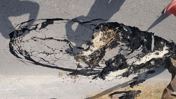 ΕΠΙΚΙΝΔΥΝΗ ΛΑΚΚΟΥΒΑ ΛΟΓΩ ΣΠΑΣΙΜΑΤΟΣ ΣΕ ΑΓΩΓΟ ΥΔΡΕΥΣΗΣ ΣΤΟΝ ΑΜΠΕΛΩΝΑ