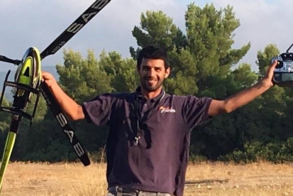 ΑΥΤΟΣ ΕΙΝΑΙ Ο ΑΤΥΧΟΣ ΕΘΕΛΟΝΤΗΣ ΠΥΡΟΣΒΕΣΤΗΣ ΠΟΥ ΕΧΑΣΕ ΤΗ ΖΩΗ ΤΟΥ ΣΤΗ ΜΑΧΗ ΜΕ ΤΙΣ ΦΛΟΓΕΣ